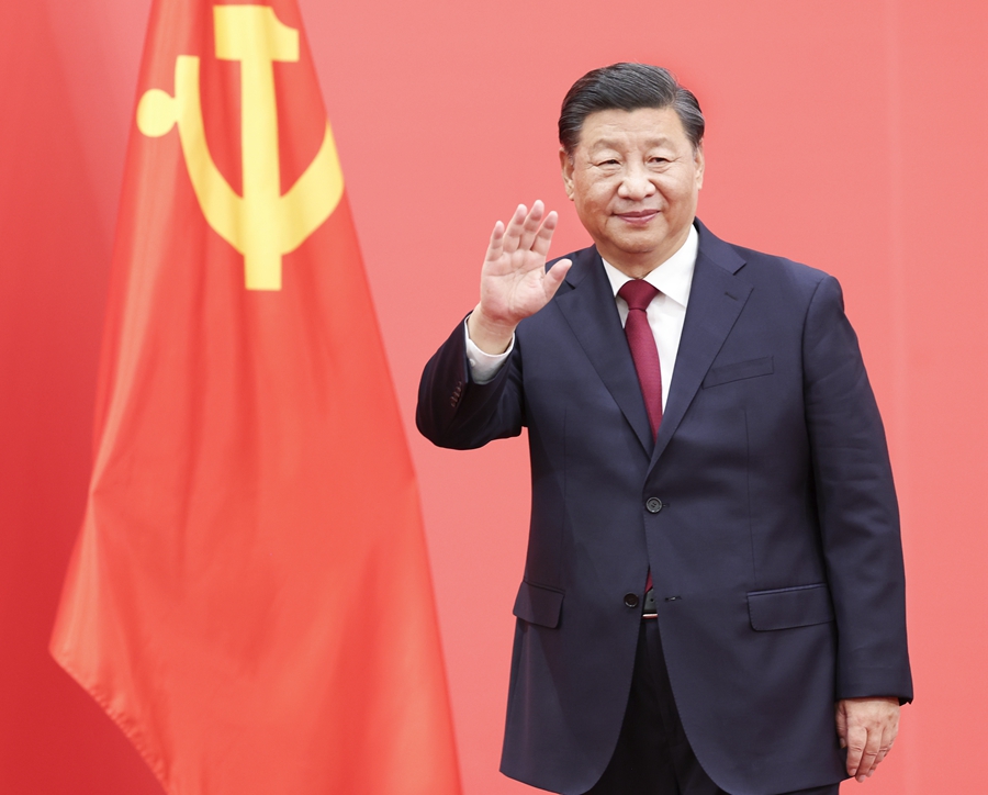 10月23日，剛剛在中國(guó)共產(chǎn)黨第二十屆中央委員會(huì)第一次全體會(huì)議上當(dāng)選的中共中央總書(shū)記習(xí)近平和中共中央政治局常委李強(qiáng)、趙樂(lè)際、王滬寧、蔡奇、丁薛祥、李希在北京人民大會(huì)堂同采訪中共二十大的中外記者親切見(jiàn)面。這是習(xí)近平向在場(chǎng)的中外記者揮手致意。