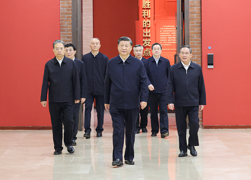 　　10月27日，中共中央總書記、國家主席、中央軍委主席習(xí)近平帶領(lǐng)中共中央政治局常委李強、趙樂際、王滬寧、蔡奇、丁薛祥、李希，瞻仰延安革命紀(jì)念地。這是習(xí)近平等在延安革命紀(jì)念館，參觀《偉大歷程——中共中央在延安十三年歷史陳列》。