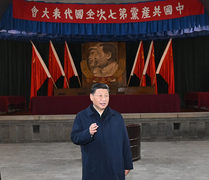 　　10月27日，中共中央總書記、國家主席、中央軍委主席習(xí)近平帶領(lǐng)中共中央政治局常委李強、趙樂際、王滬寧、蔡奇、丁薛祥、李希，瞻仰延安革命紀(jì)念地。這是習(xí)近平在楊家?guī)X瞻仰中共七大會址。