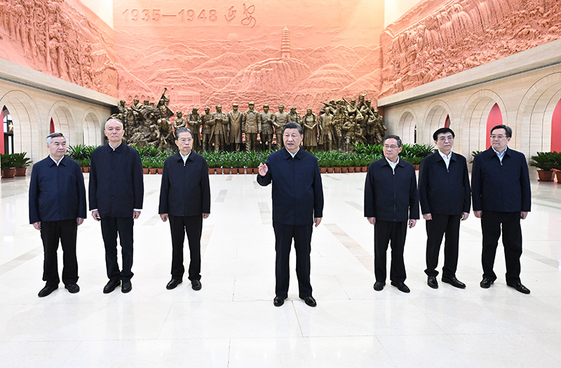 　　10月27日，中共中央總書記、國家主席、中央軍委主席習(xí)近平帶領(lǐng)中共中央政治局常委李強、趙樂際、王滬寧、蔡奇、丁薛祥、李希，瞻仰延安革命紀(jì)念地。這是習(xí)近平在延安革命紀(jì)念館參觀《偉大歷程——中共中央在延安十三年歷史陳列》結(jié)束時發(fā)表重要講話。