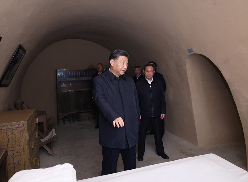 　　10月27日，中共中央總書記、國家主席、中央軍委主席習(xí)近平帶領(lǐng)中共中央政治局常委李強、趙樂際、王滬寧、蔡奇、丁薛祥、李希，瞻仰延安革命紀(jì)念地。這是習(xí)近平等在楊家?guī)X參觀毛澤東舊居。