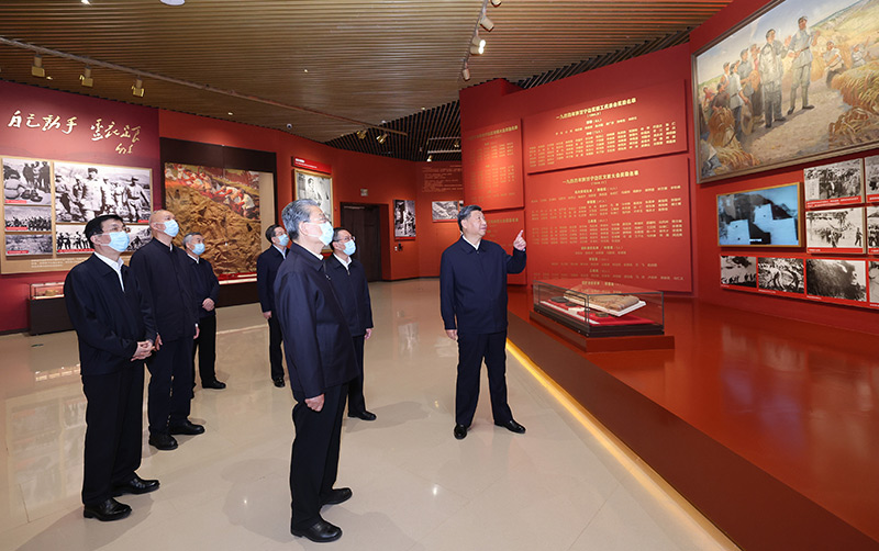 　　10月27日，中共中央總書記、國家主席、中央軍委主席習(xí)近平帶領(lǐng)中共中央政治局常委李強、趙樂際、王滬寧、蔡奇、丁薛祥、李希，瞻仰延安革命紀(jì)念地。這是習(xí)近平等在延安革命紀(jì)念館，參觀《偉大歷程——中共中央在延安十三年歷史陳列》。