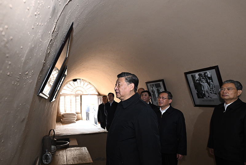 　　10月27日，中共中央總書記、國家主席、中央軍委主席習(xí)近平帶領(lǐng)中共中央政治局常委李強、趙樂際、王滬寧、蔡奇、丁薛祥、李希，瞻仰延安革命紀(jì)念地。這是習(xí)近平等在楊家?guī)X參觀朱德舊居。