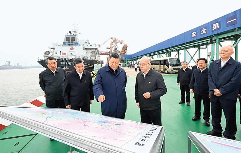 2023年5月11日至12日，中共中央總書記、國家主席、中央軍委主席習(xí)近平在河北考察，并主持召開深入推進(jìn)京津冀協(xié)同發(fā)展座談會(huì)。這是11日下午，習(xí)近平在滄州市黃驊港煤炭港區(qū)碼頭考察。 新華社記者 李學(xué)仁/攝
